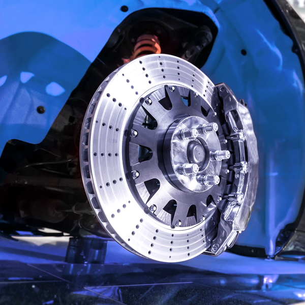Nahaufnahme der silbernen Bremsscheibe eines blauen Autos Nahaufnahme der silbernen Bremsscheibe eines blauen Autos